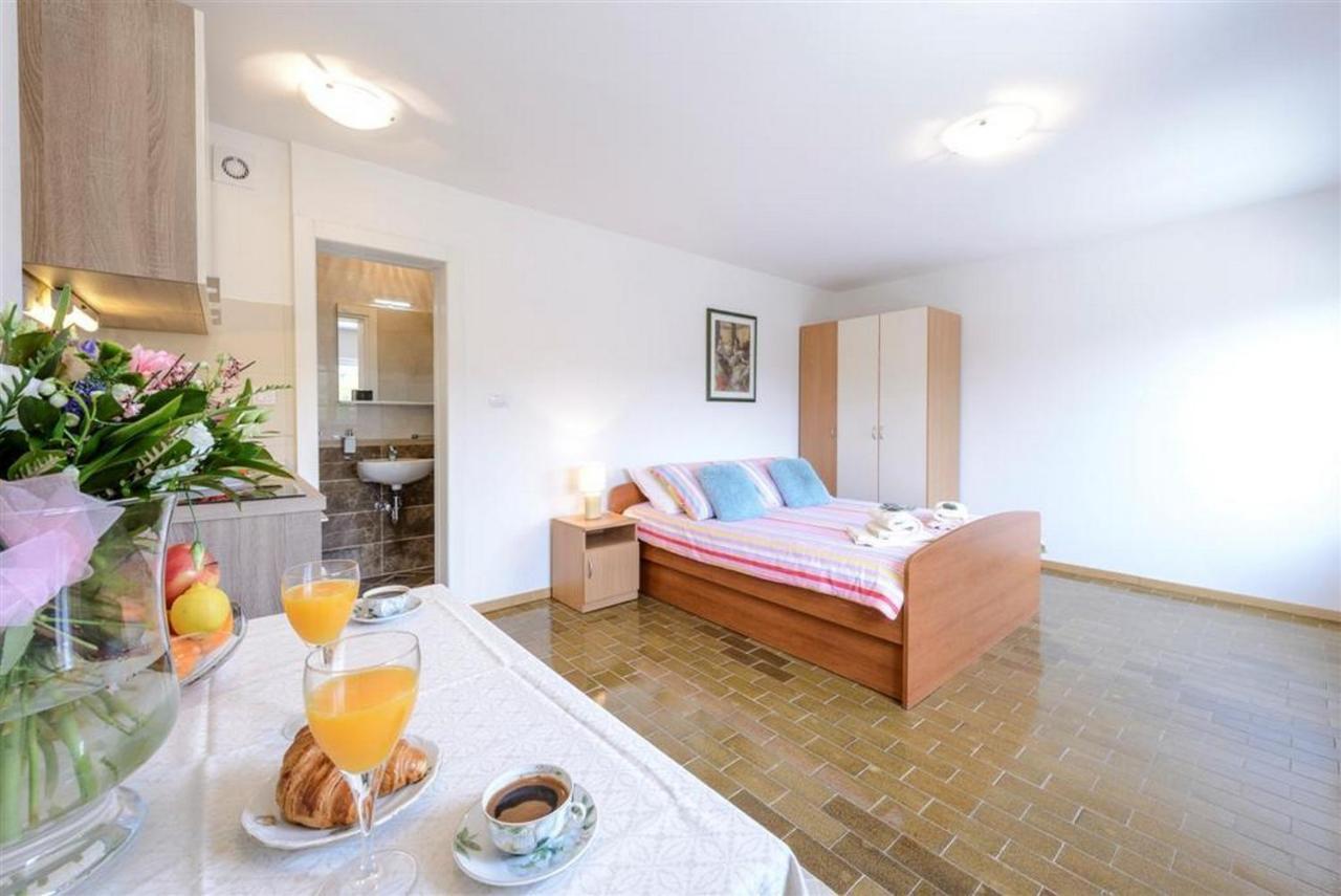 Guest House Rooms Rose Молунат Екстериор снимка